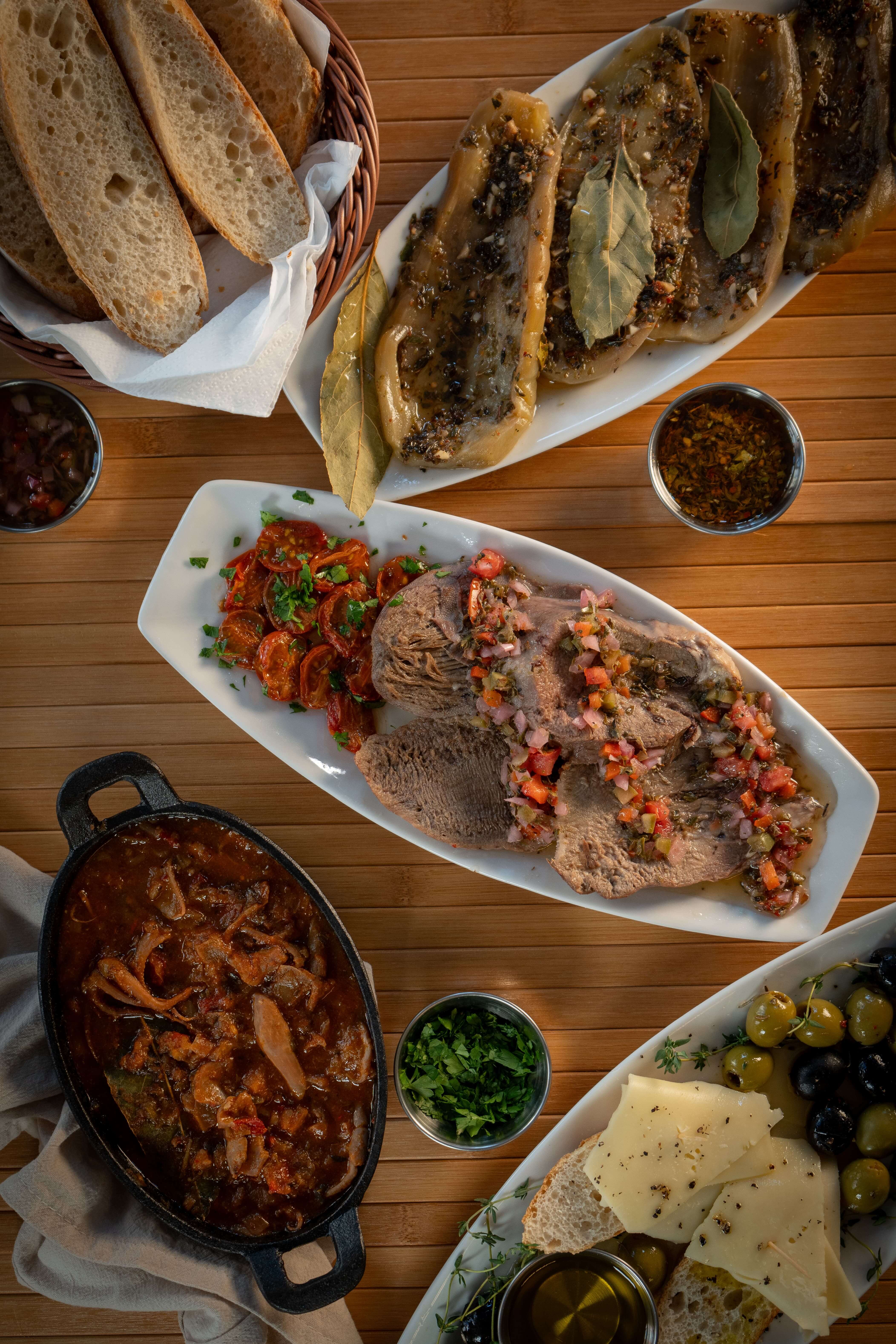 Variedad de tapas españolas con gambas, quesos y jamón