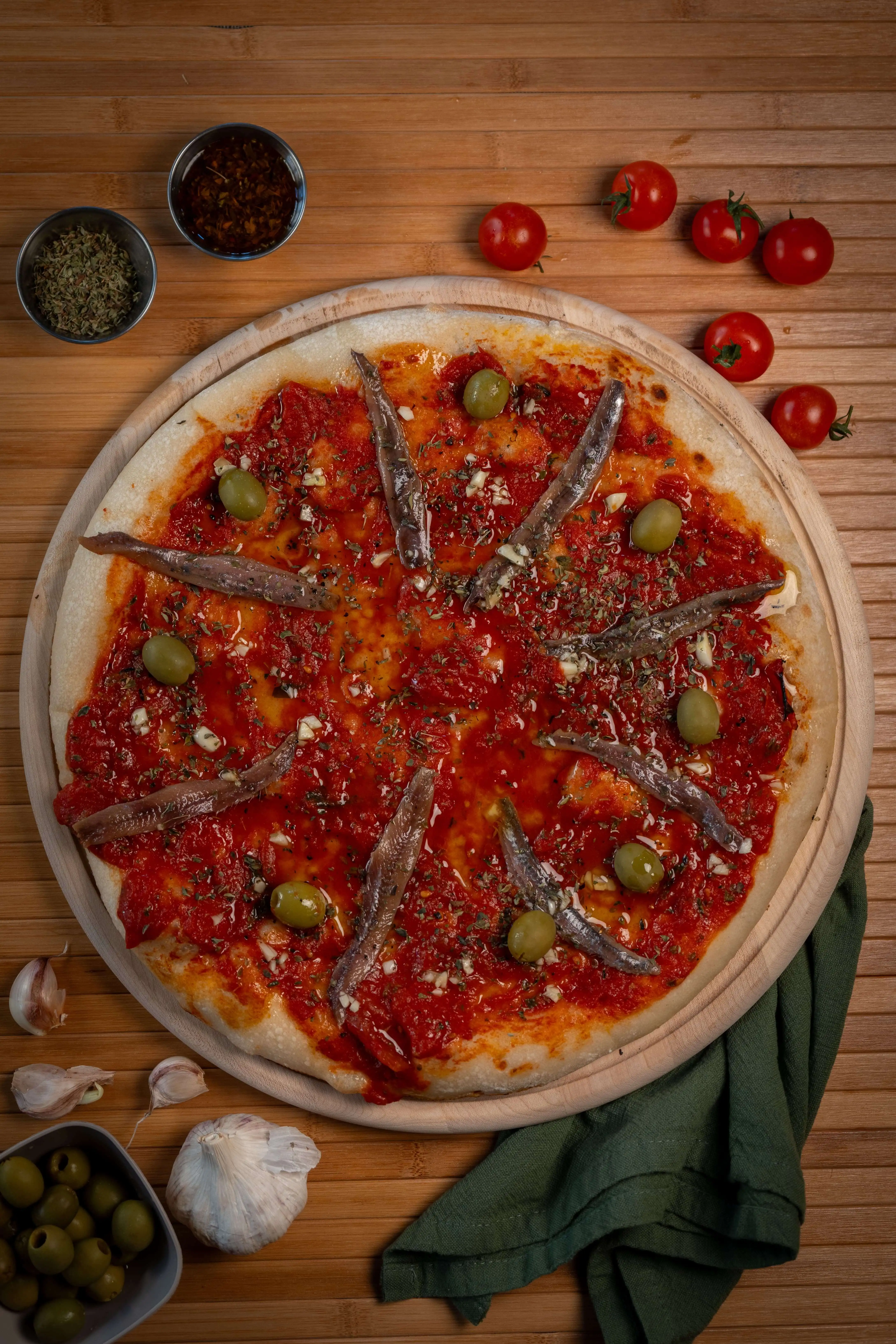 Pizza con anchoas - especialidad italiana Pizza con anchoas del Cantábrico y ajo