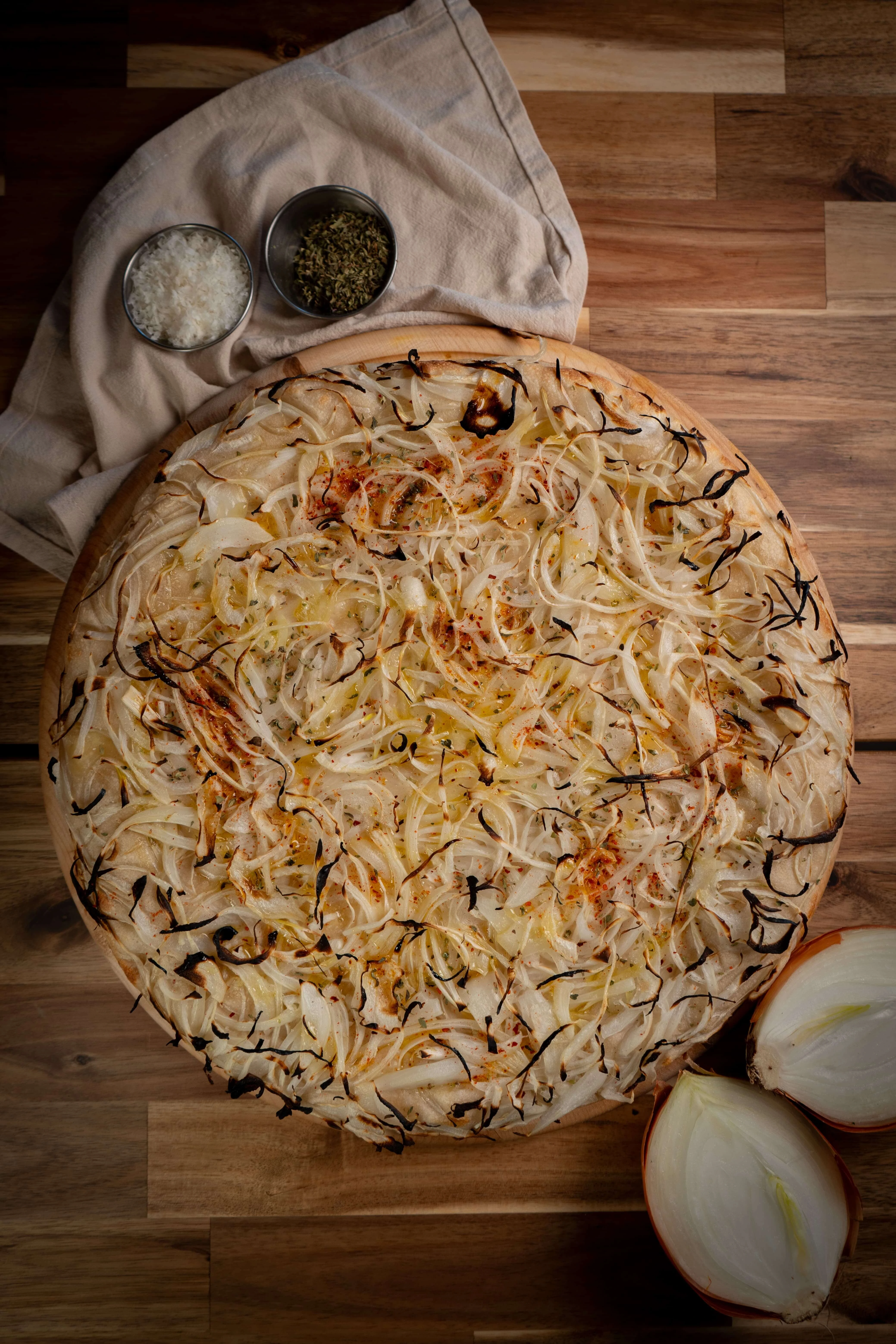 Pizza fugazzeta de cebolla Pizza rellena de cebolla caramelizada y mozzarella