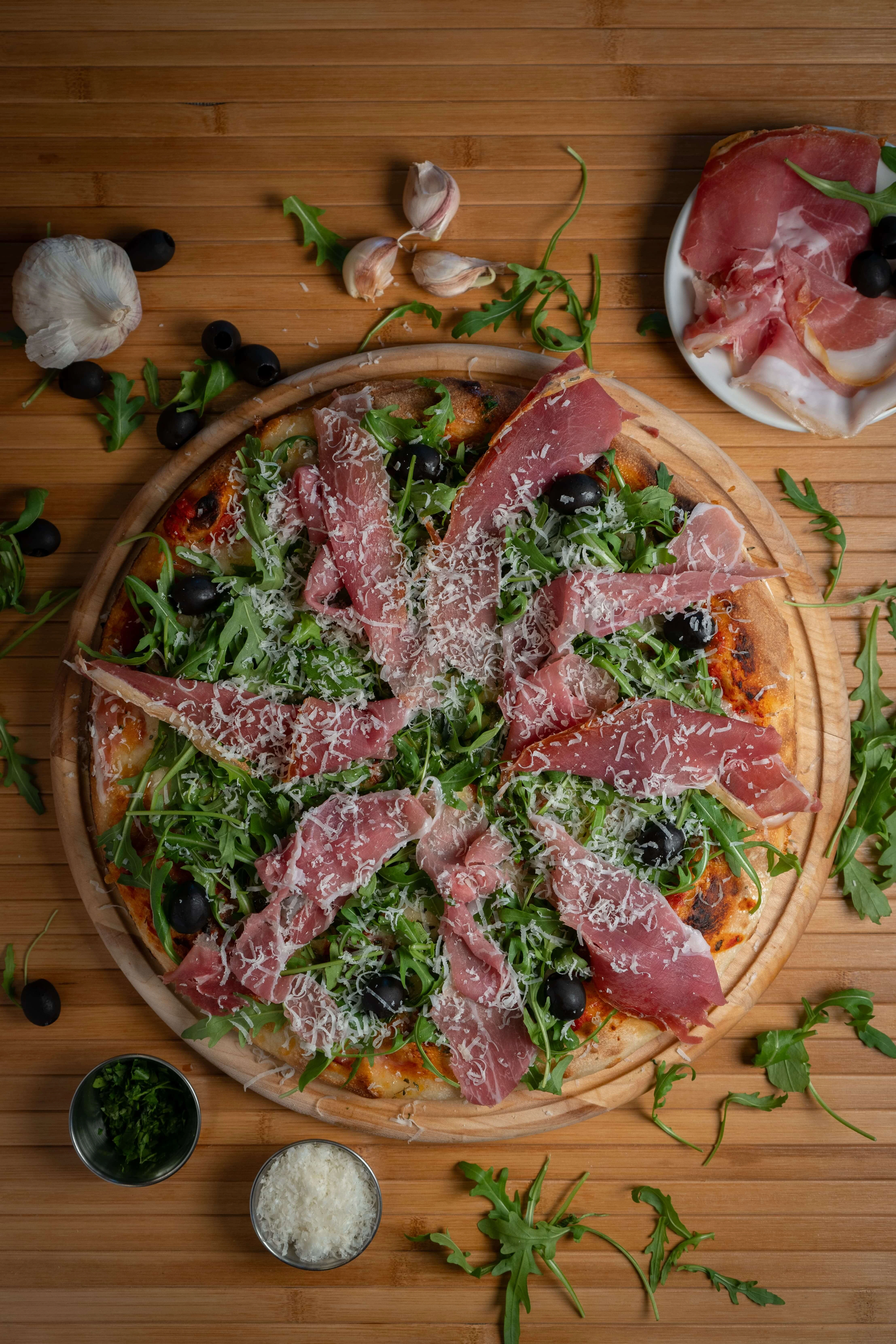 Pizza jamón y rúcula Pizza con jamón serrano y rúcula