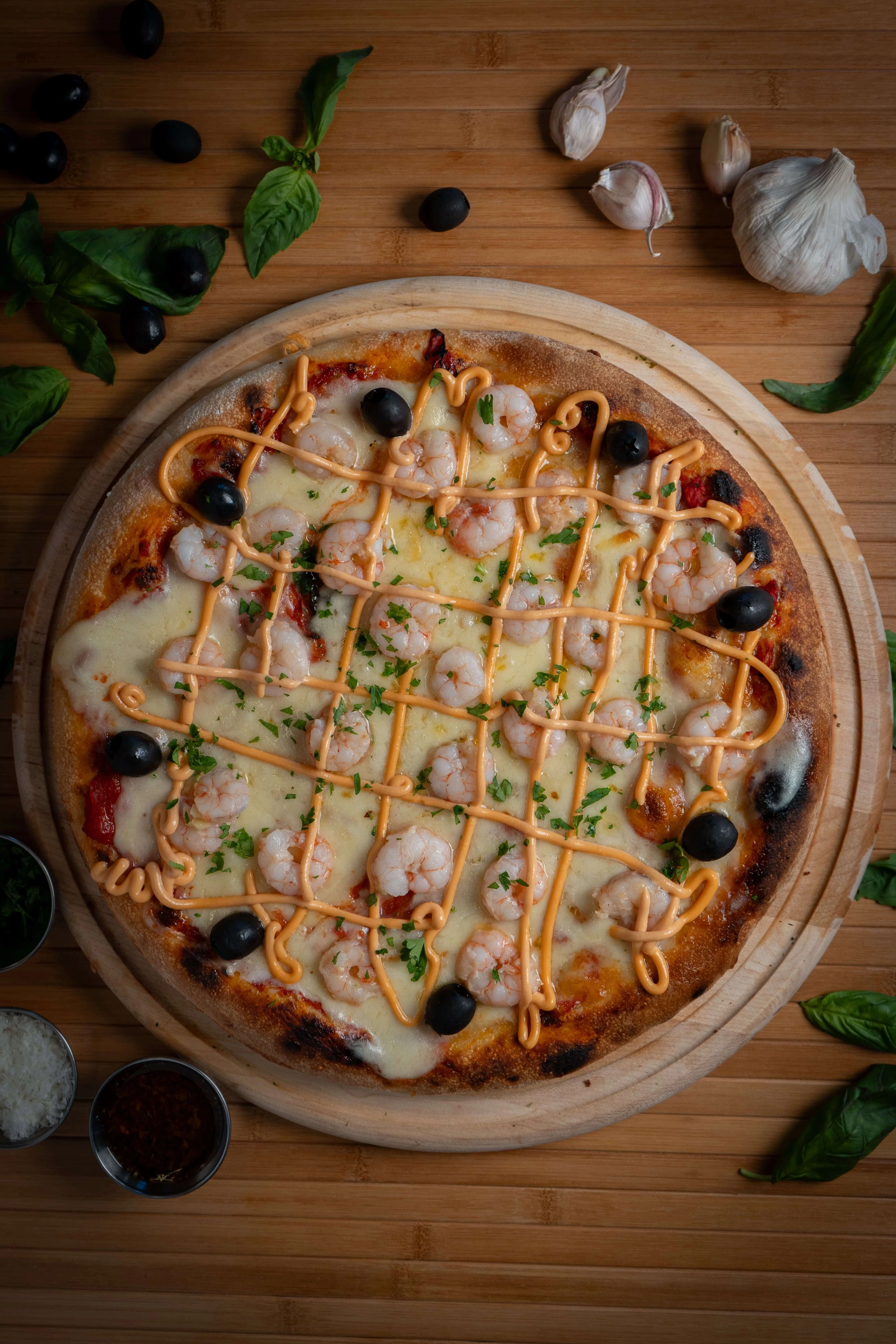 Pizza con salsa - especialidad de la casa Pizza con salsa de tomate fresco y queso mozzarella